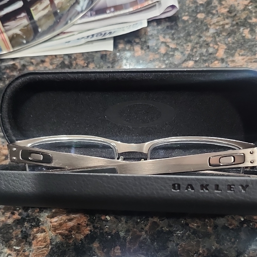 Oakley Men's Glasses in Metallic Gray